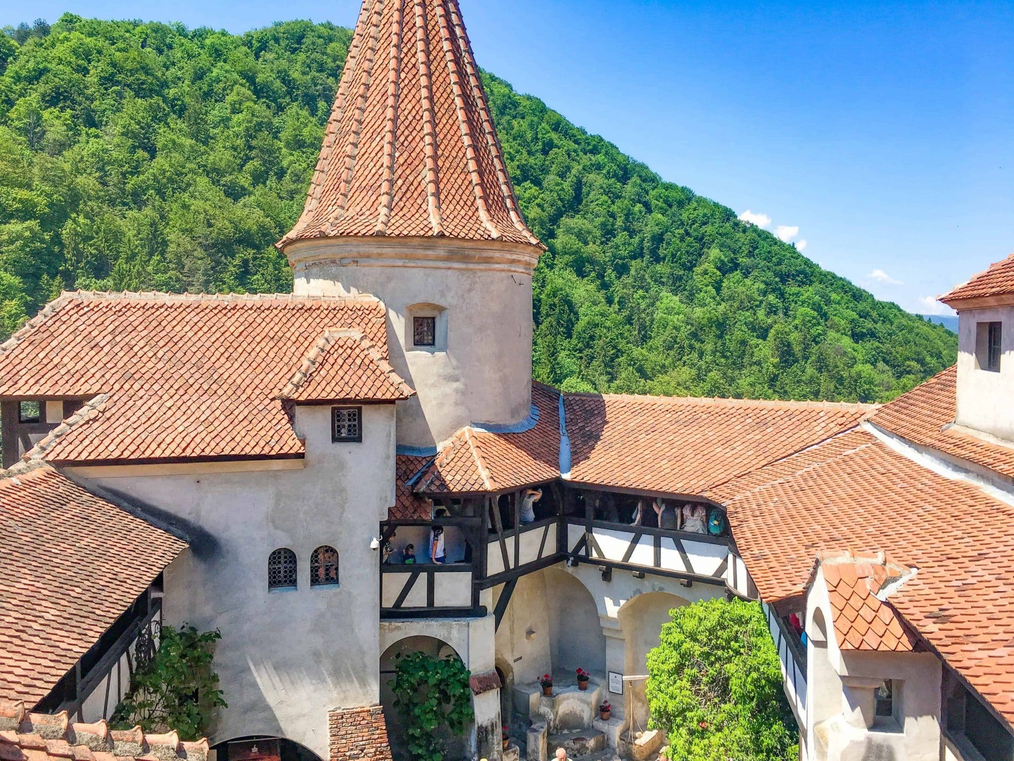 4 simple ways to get from Brasov to Bran Castle (Dracula’s castle)